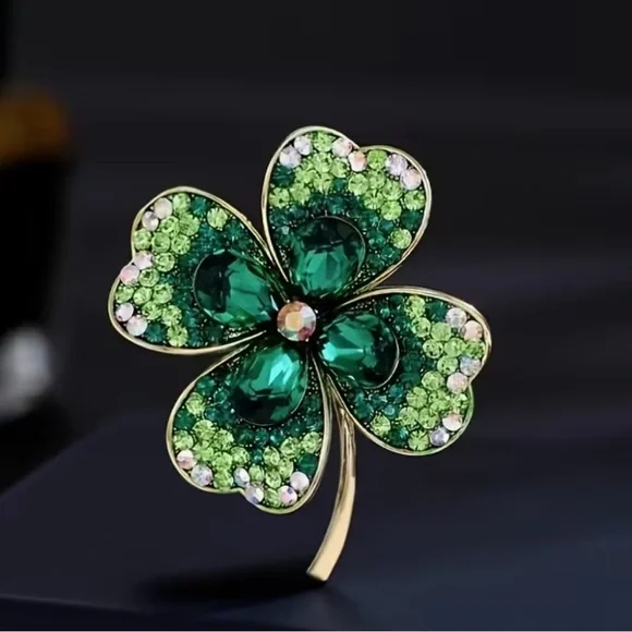 Elegant Green Clover Brooch - Picture 2 of 3